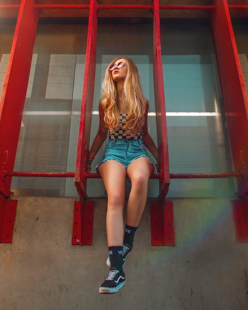 有关低角度拍攝, 坐下, 垂直拍摄的免费素材图片