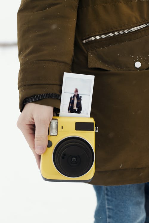 有关即时照片, 垂直拍摄, 手的免费素材图片