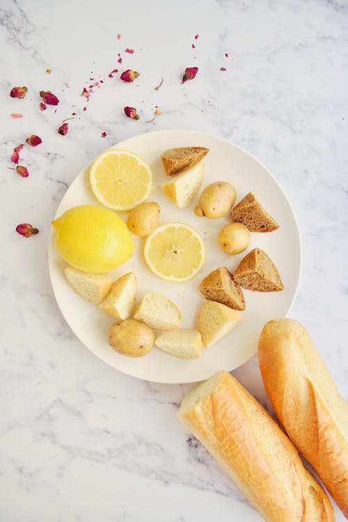 在白色陶瓷板上切柠檬 · 免费素材图片