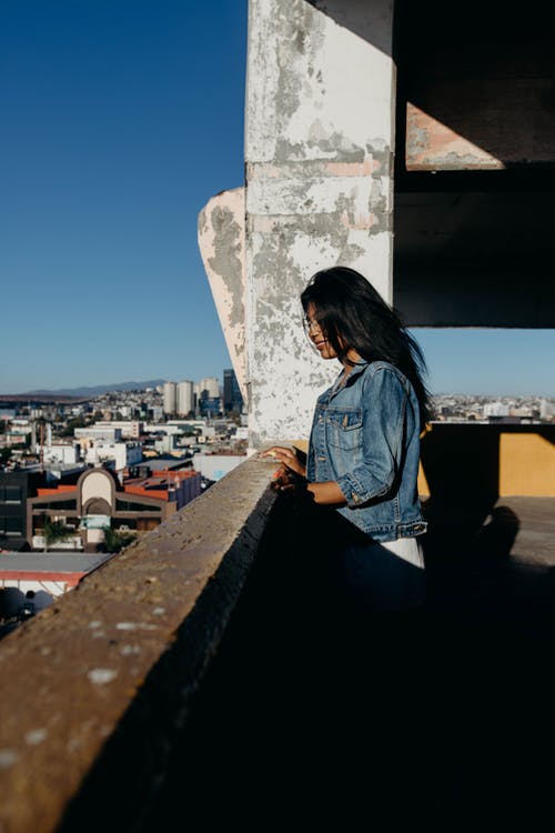 有关倚, 垂直拍摄, 女人的免费素材图片