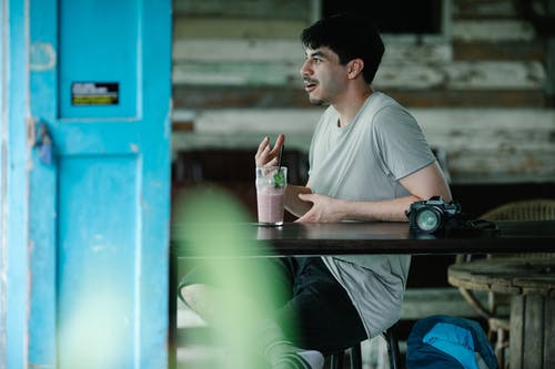 有关3C用品, 人, 休閒的免费素材图片