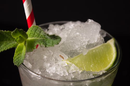 有关冰, 冷飲, 樹葉的免费素材图片