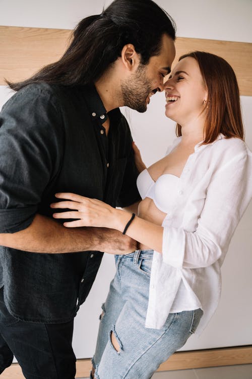 黑色礼服衬衫的男人亲吻白色礼服的女人 · 免费素材图片