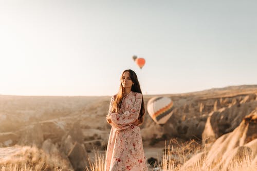 有关女人, 棕色的草, 漂亮的免费素材图片