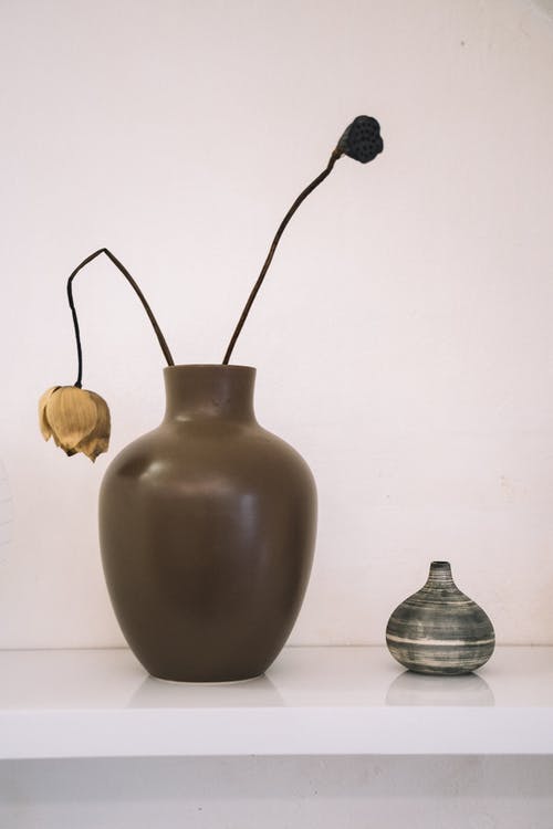 白色桌上的棕色陶瓷花瓶 · 免费素材图片
