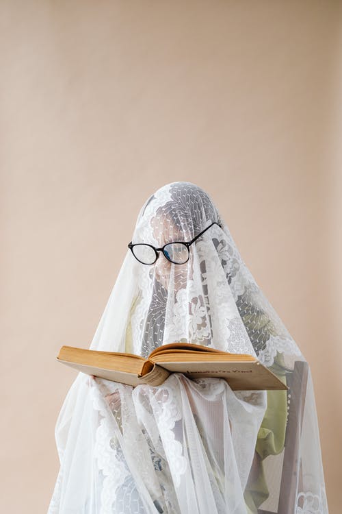 有关异常, 白色, 看书的免费素材图片