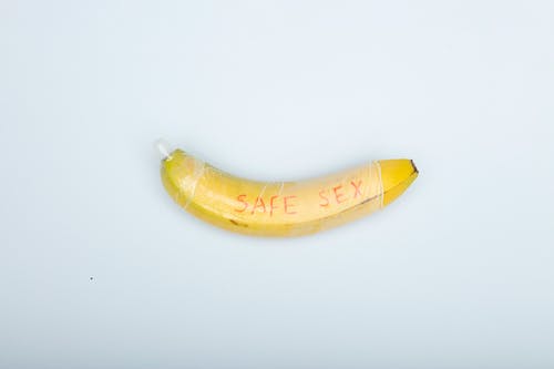 白表上的黄香蕉 · 免费素材图片