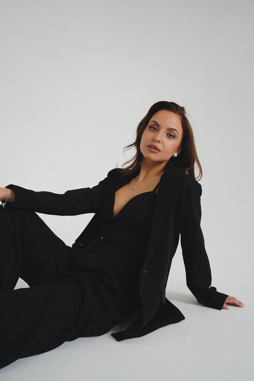 有关位置, 咖啡色頭髮的女人, 坐的免费素材图片