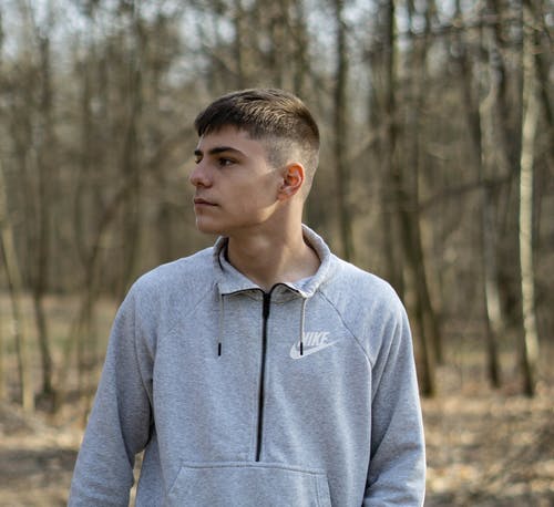 有关側面圖, 年輕, 灰色外套的免费素材图片