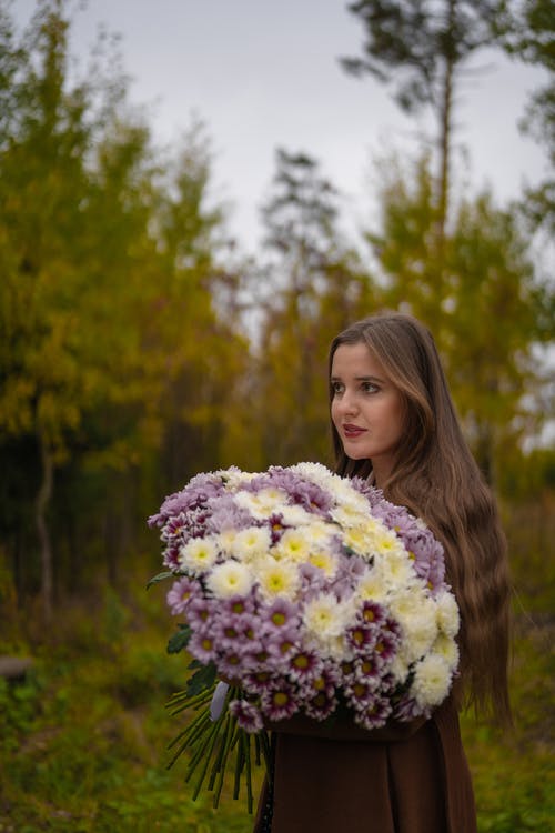 有关一串, 垂直拍摄, 女人的免费素材图片