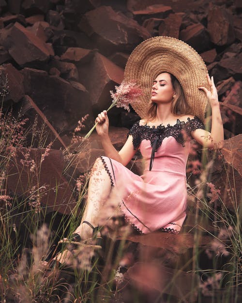 有关一束花, 坐, 太陽帽的免费素材图片