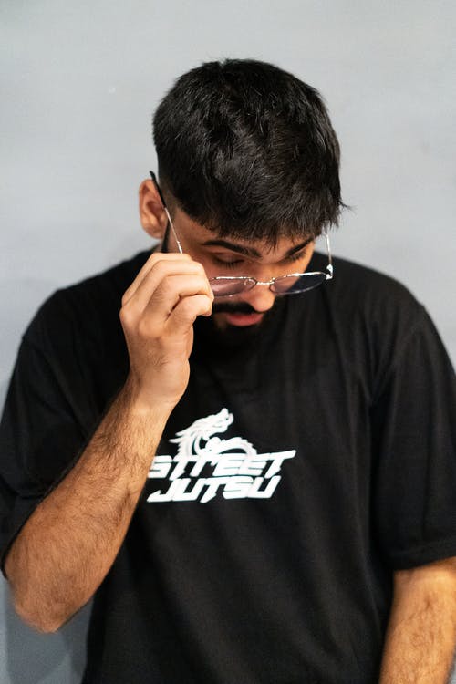 有关人, 垂直拍摄, 室內的免费素材图片