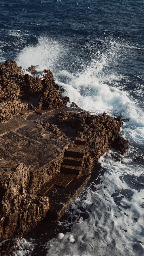 有关垂直拍摄, 岩石形成, 撞击波浪的免费素材图片