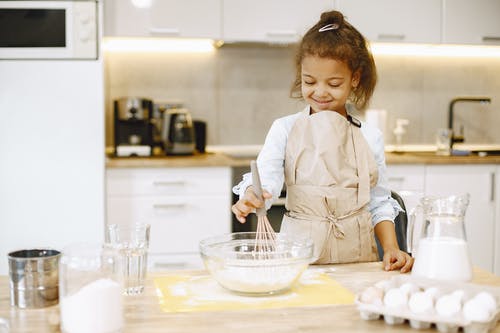 有关圍裙, 女孩, 微笑的免费素材图片