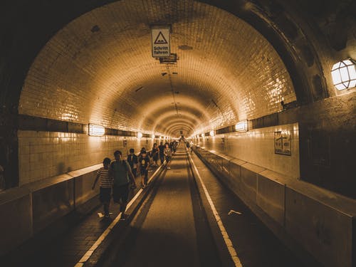 在地铁隧道内行走的人 · 免费素材图片