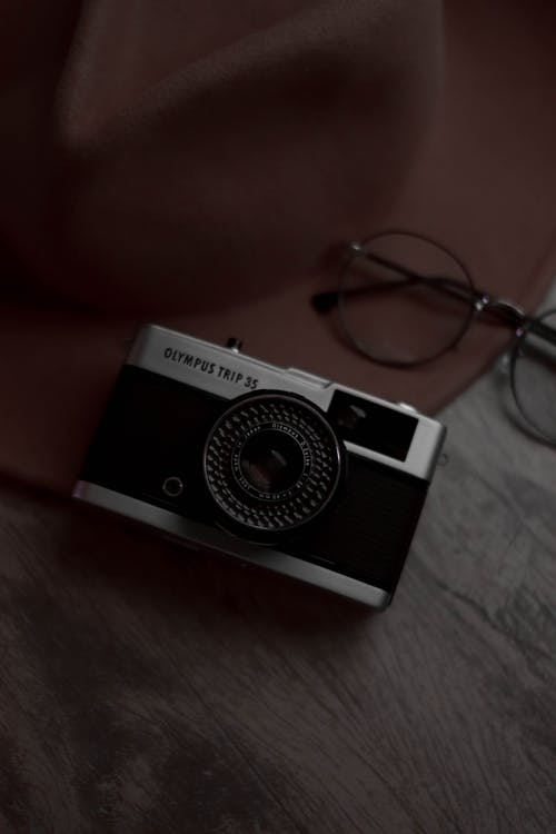 有关Olympus, 垂直拍摄, 帽子的免费素材图片