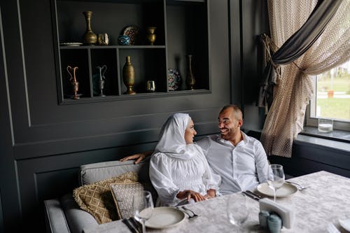 有关在家, 坐, 微笑的免费素材图片