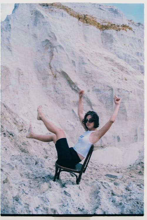 有关举起手臂, 坐, 垂直拍摄的免费素材图片