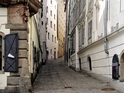 有关上坡, 圓石, 城鎮的免费素材图片