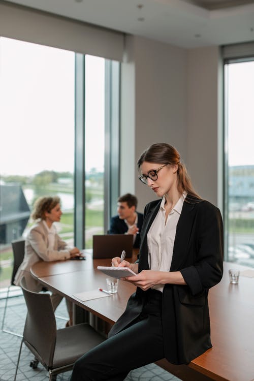 有关坐, 垂直拍摄, 女人的免费素材图片