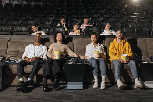 有关坐, 微笑, 恐懼的免费素材图片