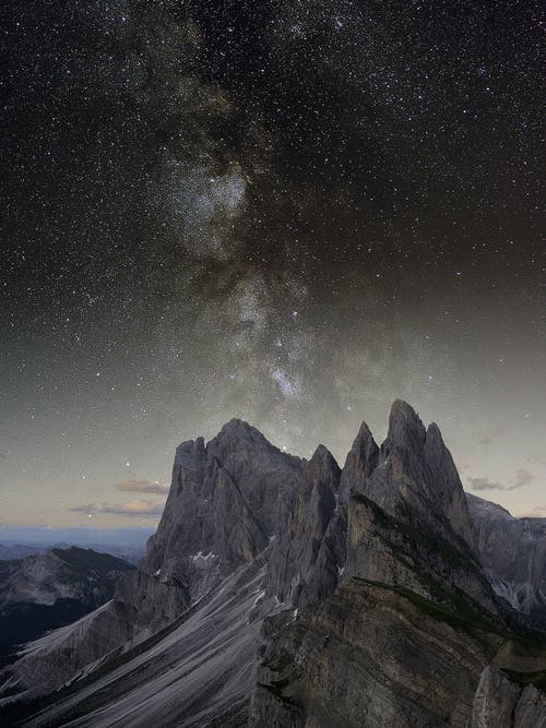 在星夜下的灰色落基山 · 免费素材图片