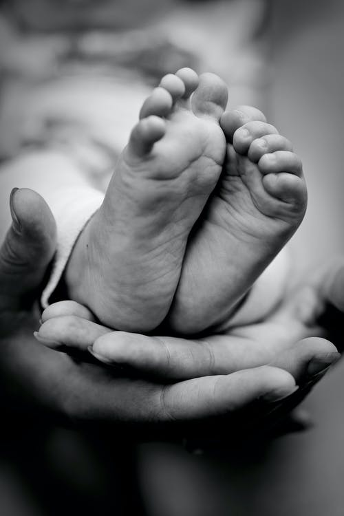婴儿脚的灰度照片 · 免费素材图片