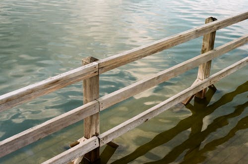 有关木欄杆, 水, 湖的免费素材图片