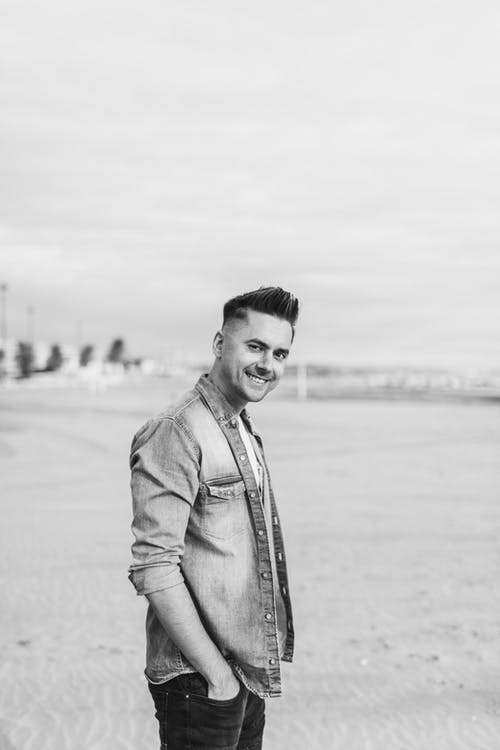 有关人, 單色, 垂直拍摄的免费素材图片