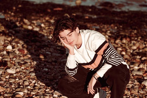 有关人, 坐, 女人的免费素材图片