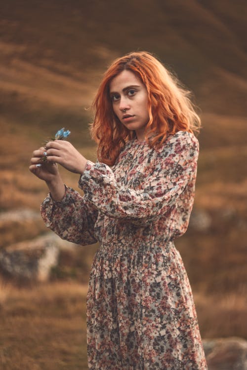 有关垂直拍摄, 女人, 握住的免费素材图片