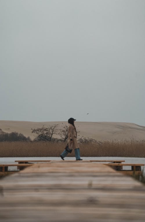 有关垂直拍摄, 大衣, 女人的免费素材图片