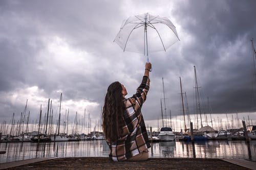 有关停泊, 坐, 女人的免费素材图片