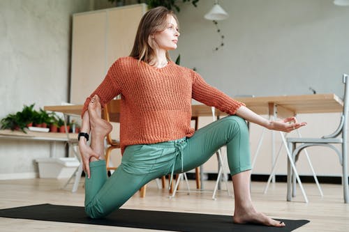 红色针织毛衣和蓝色牛仔牛仔裤的女人 · 免费素材图片