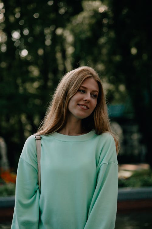 有关垂直拍摄, 套衫, 女人的免费素材图片