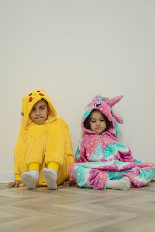 有关兄弟姐妹, 坐下, 垂直拍摄的免费素材图片