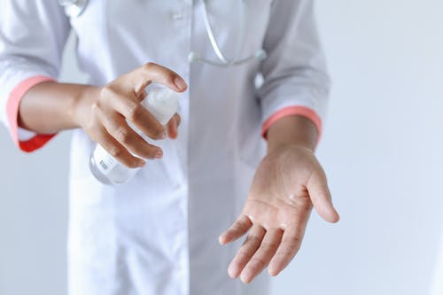 有关人, 喷雾瓶, 手的免费素材图片