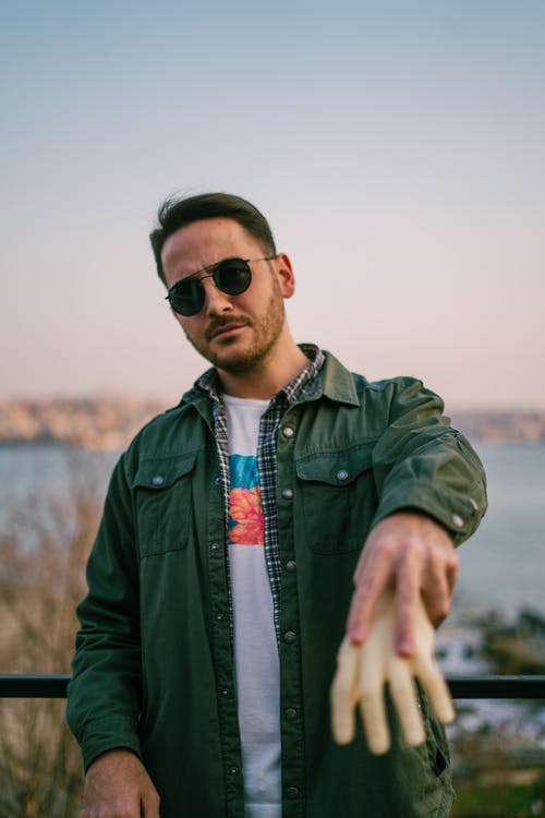 有关人, 嚴肅, 垂直拍摄的免费素材图片