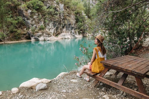 有关冒險, 单肩包, 坐的免费素材图片