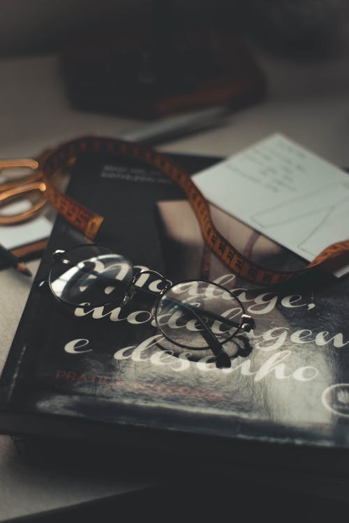 黑框眼镜 · 免费素材图片