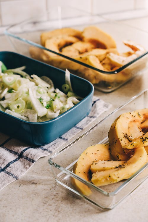 蓝色塑料容器上的黄色和绿色水果 · 免费素材图片