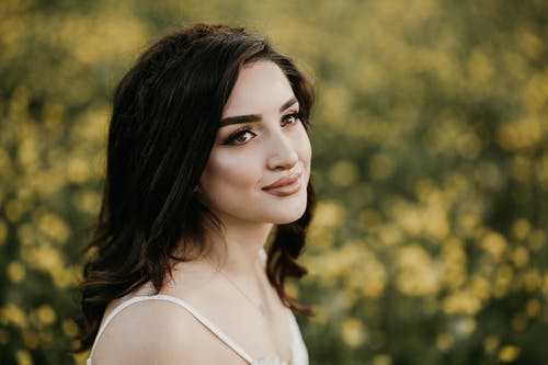 有关側, 咖啡色頭髮的女人, 女人的免费素材图片