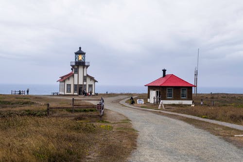 有关多雲的天空, 棕色的草, 海景的免费素材图片