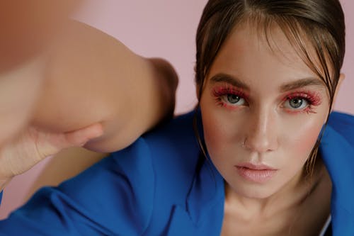 有关女人, 工作室拍摄, 年輕的免费素材图片