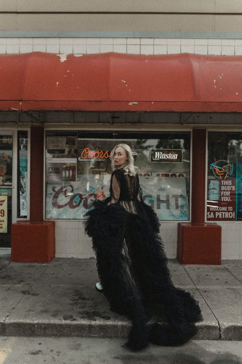 有关垂直拍摄, 女人, 展示窗的免费素材图片