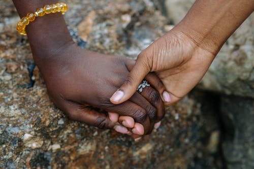 左手上有金戒指的人 · 免费素材图片