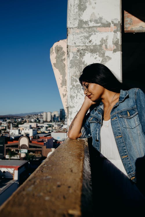 有关倚, 垂直拍摄, 女人的免费素材图片