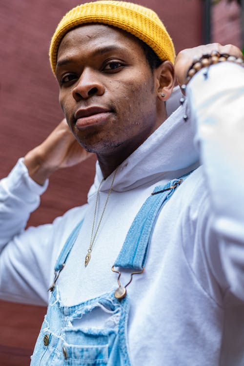 有关（頂部有小羊毛球的）羊毛帽子, 人, 兜帽的免费素材图片