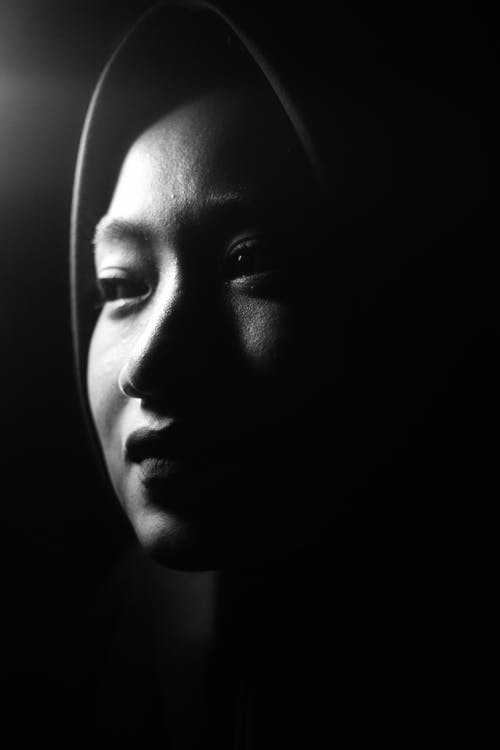 有关單色, 垂直拍摄, 女孩的免费素材图片