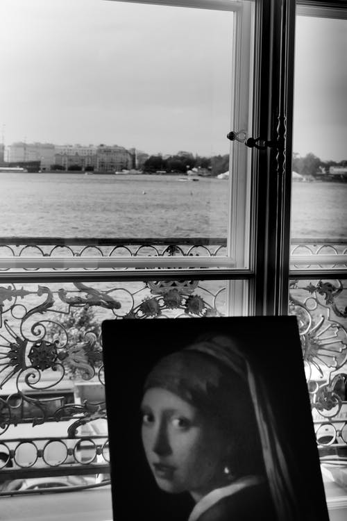 有关單色, 垂直拍摄, 戴珍珠耳环的女孩的免费素材图片